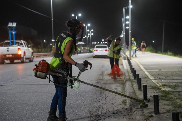 Operativo de limpieza en la Avenida Alfonsín thumbnail