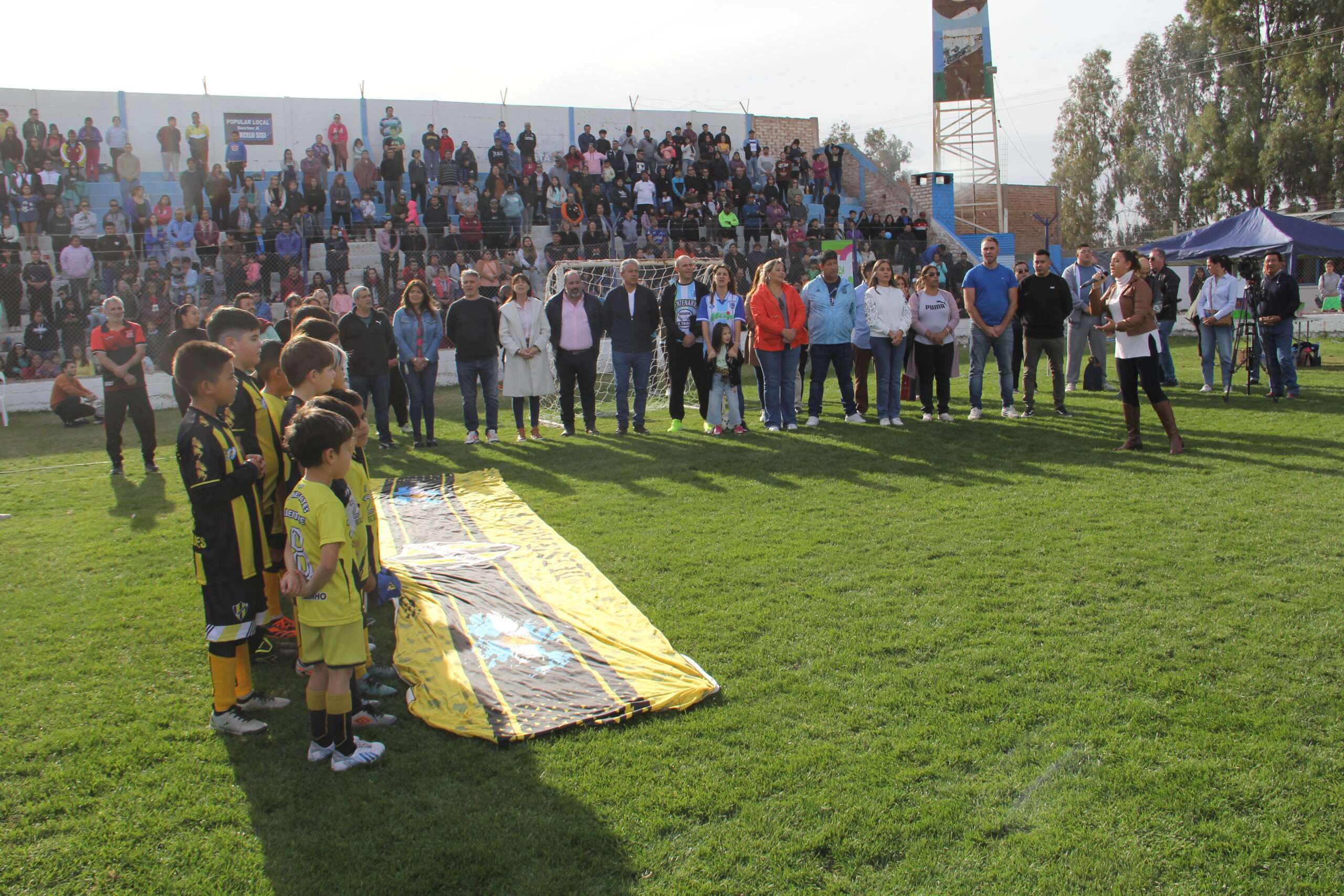 El lanzamiento de las ligas infantiles municipales de fútbol fue una fiesta en Centenario thumbnail