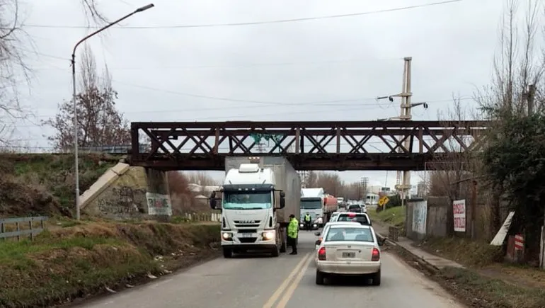 Interrumpirán el tránsito en la Ruta 151 para colocar balizas y cámaras en el puente ferroviario thumbnail