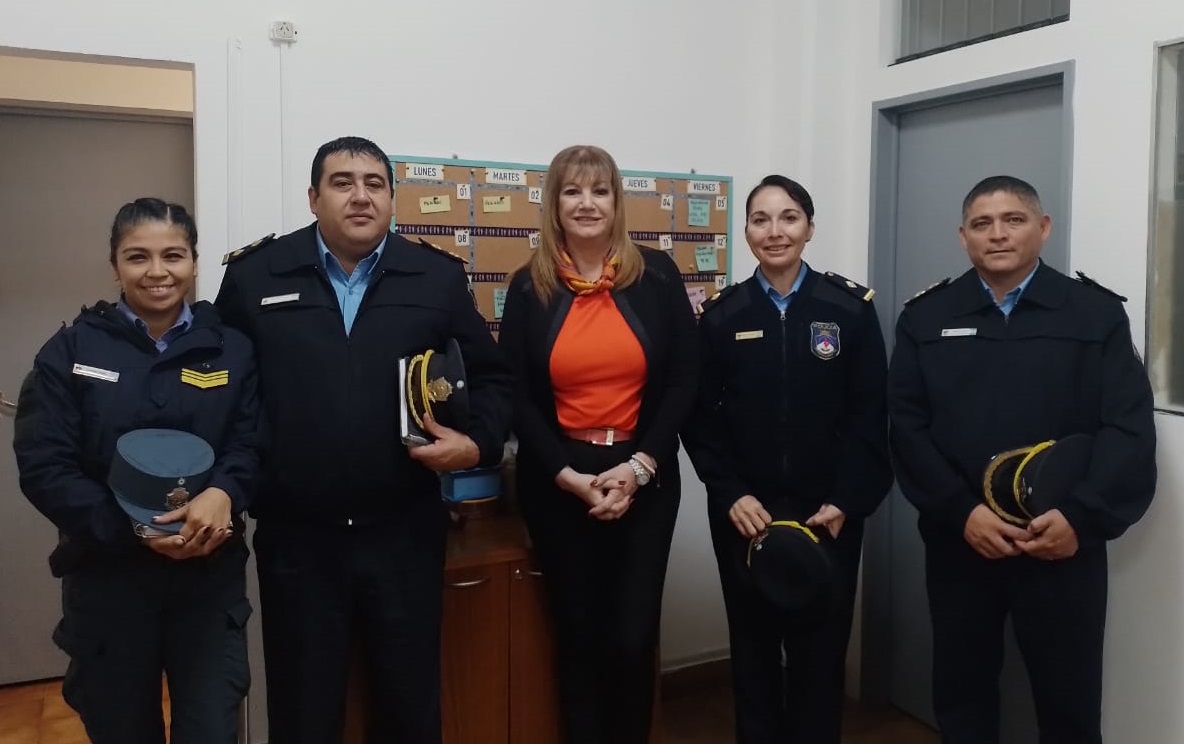 Reunión entre autoridades policiales de la Comisaría Quinta y la jueza de Paz de Centenario thumbnail