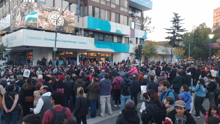 Masiva marcha universitaria en Neuquén thumbnail