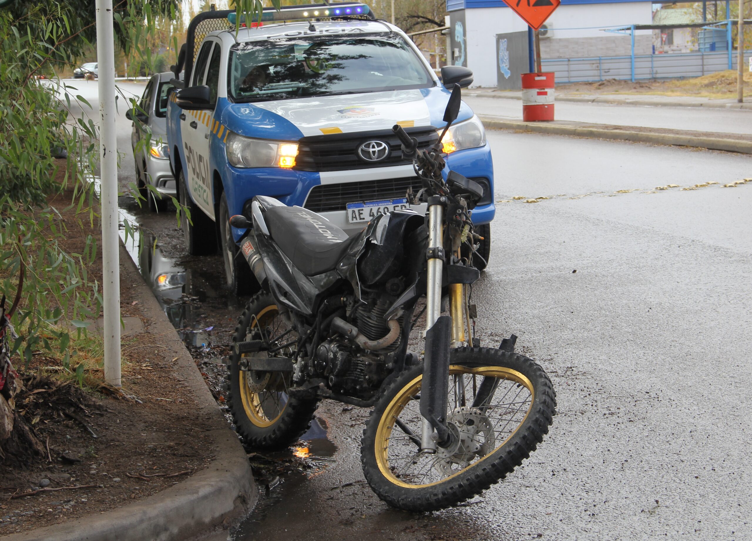 Un motociclista herido en un fuerte choque frente al Hospital de Centenario thumbnail