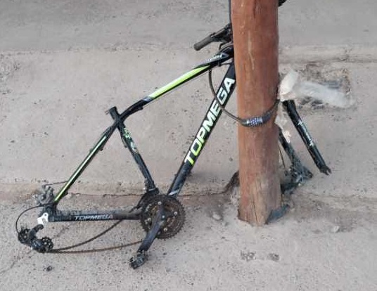Dejó un día la bici atada a un poste en la calle Honduras y le robaron el asiento y las ruedas thumbnail