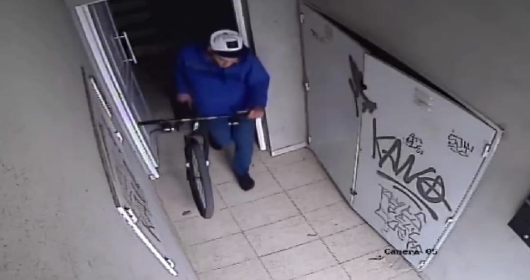 En un minuto: así un delincuente forzó una puerta y robó una bici en el Casco Viejo thumbnail