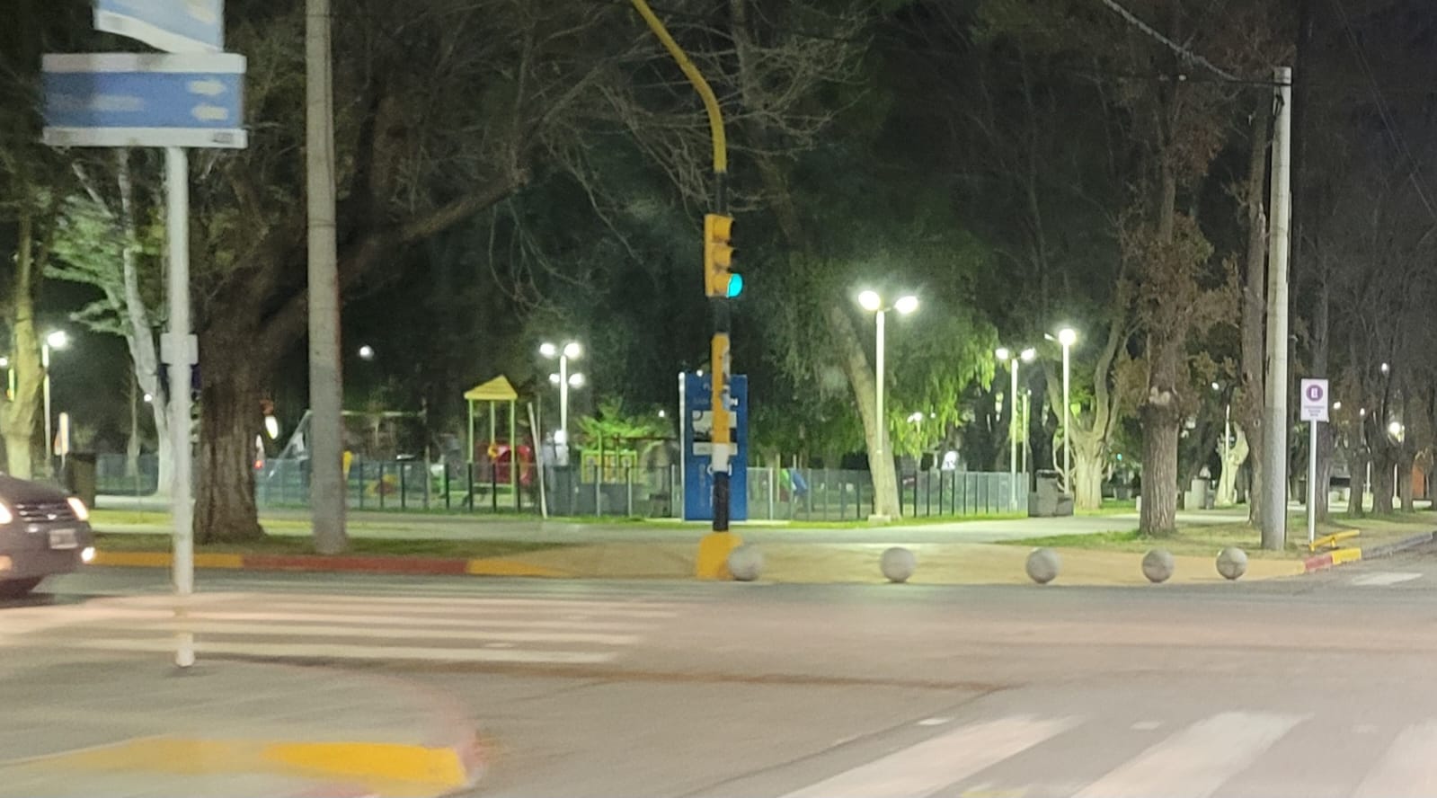 Intervención policial en la Plaza San Martín por una mujer alcoholizada que gritaba que no quería al presidente Milei y a quienes lo votaron thumbnail