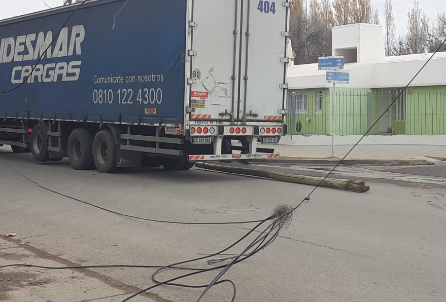 Un camión enganchó cables y tiró postes: varios sectores quedaron sin internet thumbnail