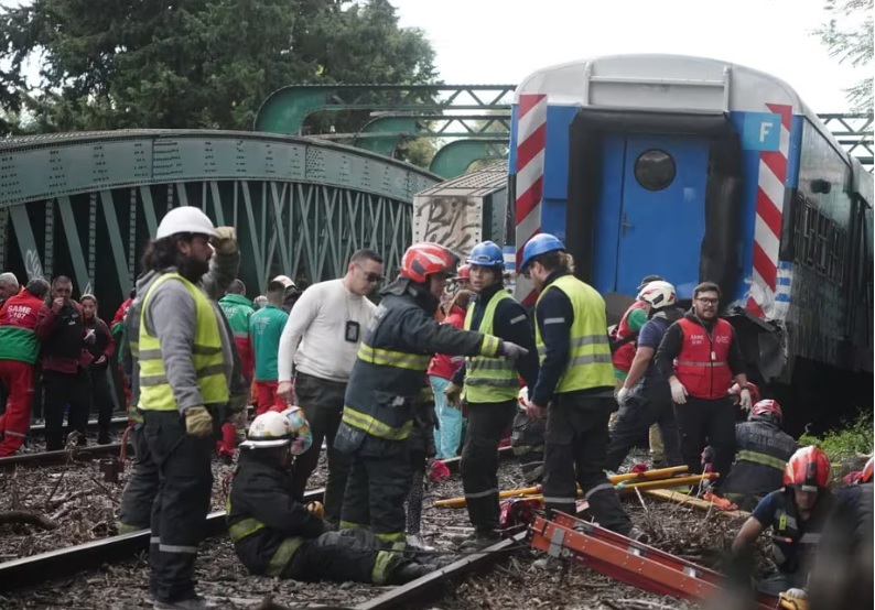 Chocaron dos trenes en Palermo: trasladaron a 30 heridos y asistieron a otros 70 en el lugar del accidente thumbnail