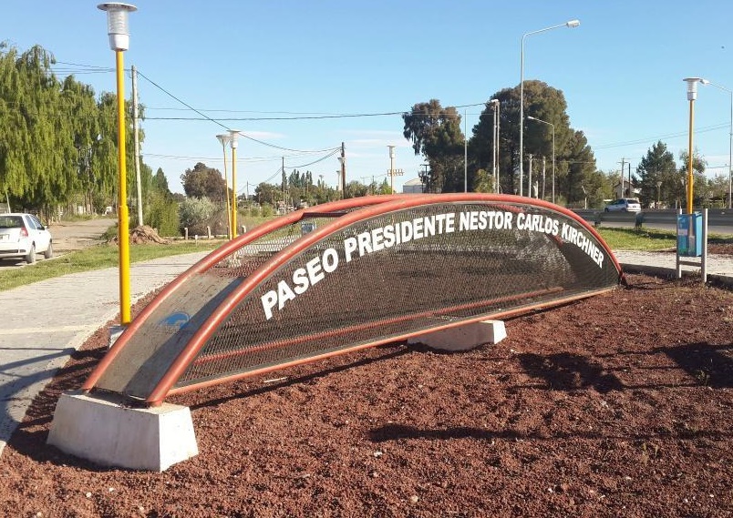 Un vecino pidió cambiar los nombres del Paseo Néstor Kirchner y la Avenida Hugo Chávez: “No pueden llevar el de dos delincuentes” thumbnail