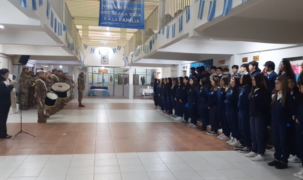 La banda del Ejército le dio emoción al acto de promesa a la bandera en la Escuela Virgen de Luján thumbnail