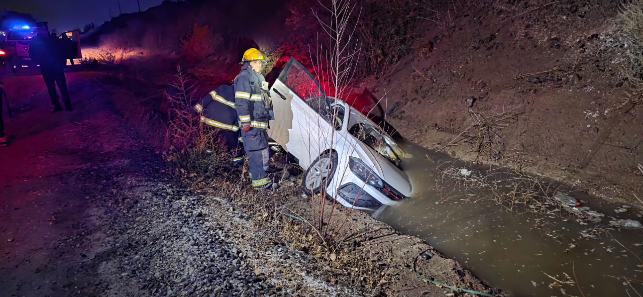 Un auto despistó en la Ruta 7 y terminó adentro de una zanja ...